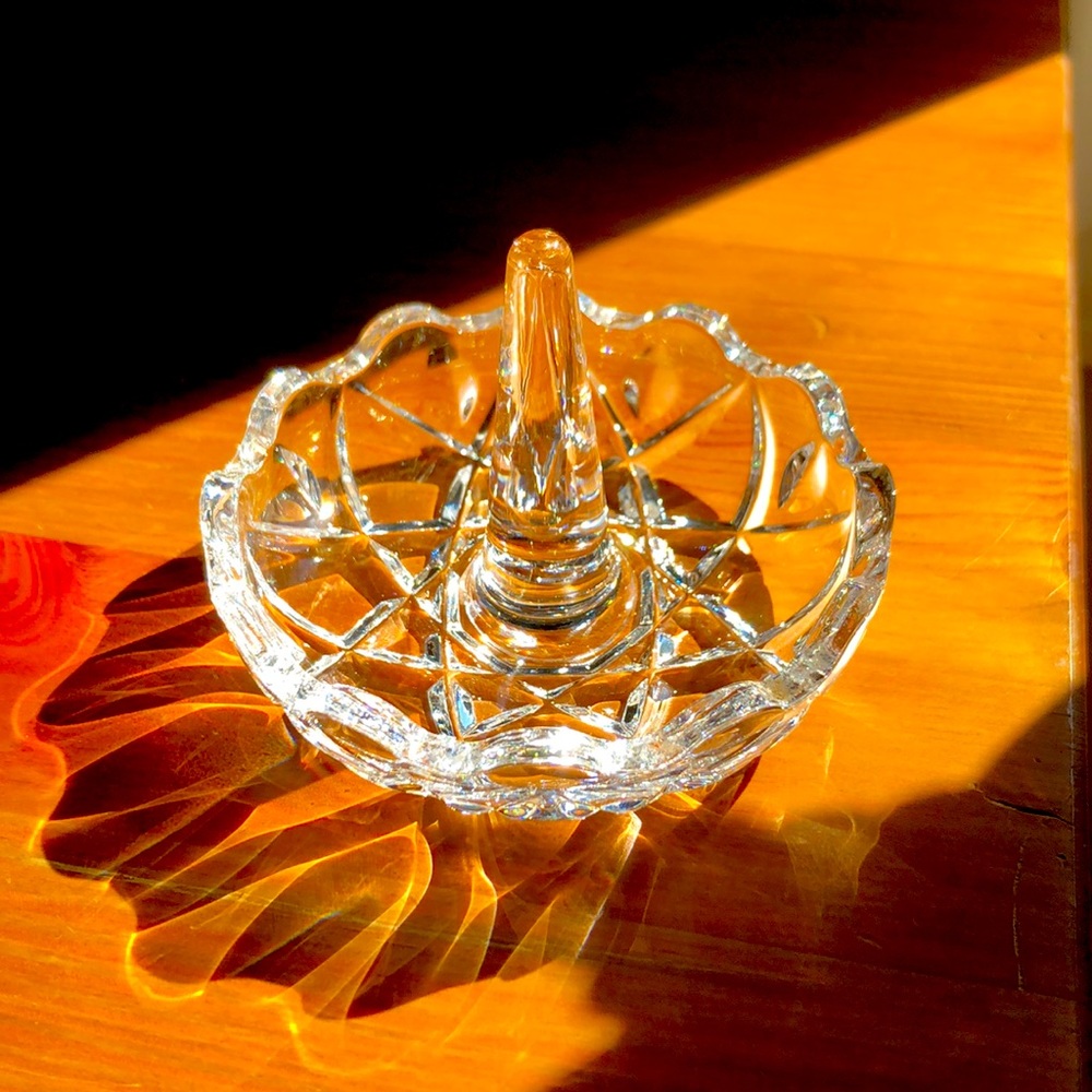 Crystal ring holder